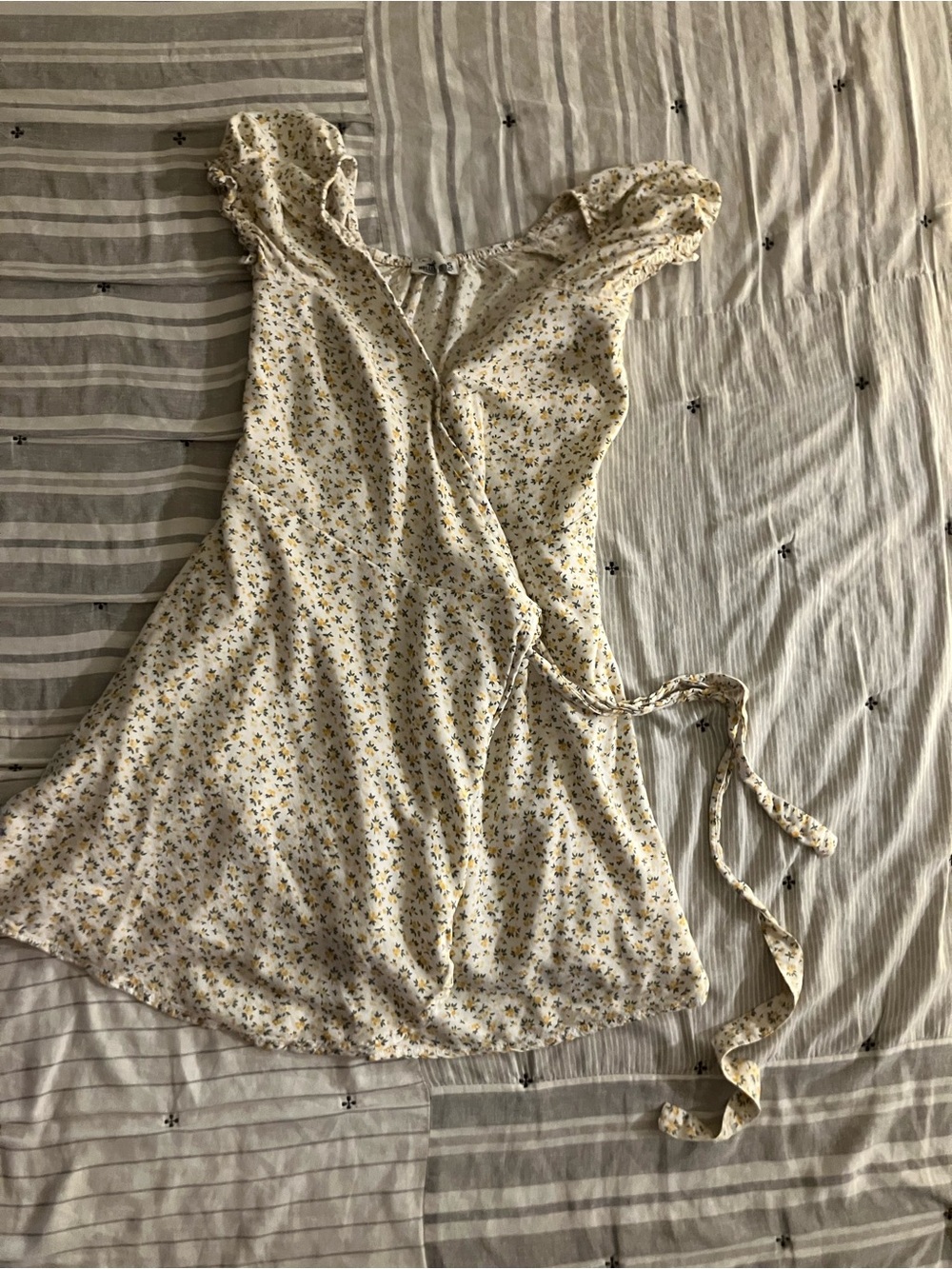 Cottagecore Cream & Yellow Floral Wrap Dress by Hollister Size XS